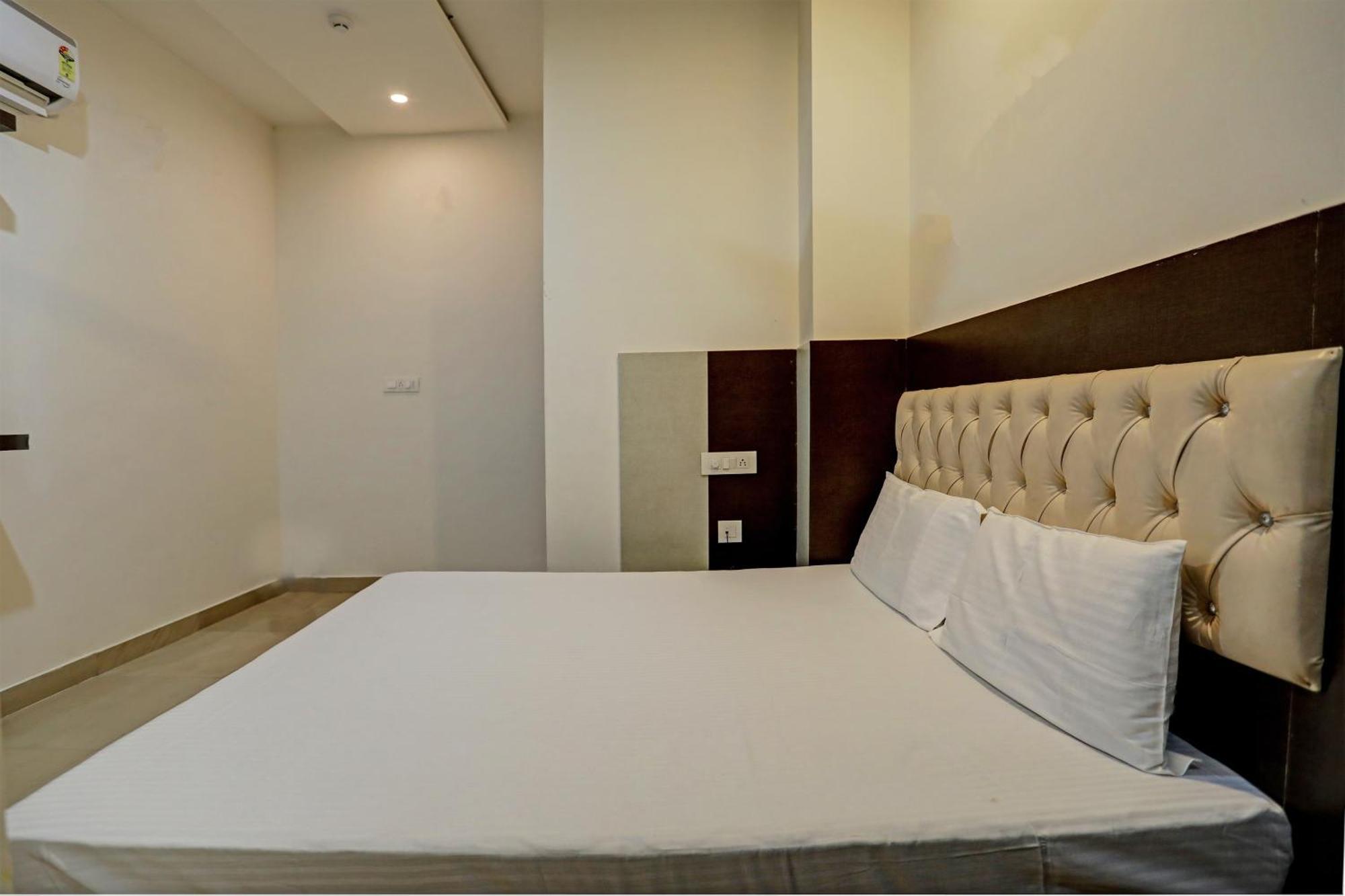 Oyo Hotel The Red Hut Chandigarh Bagian luar foto